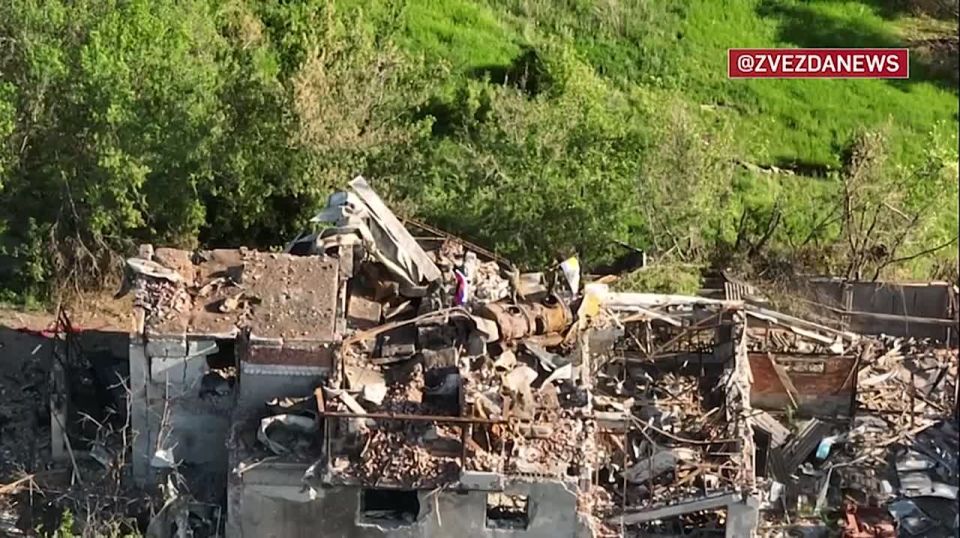 Российский флаг водрузили наши бойцы над самым западным зданием в поселке Заря в ДНР