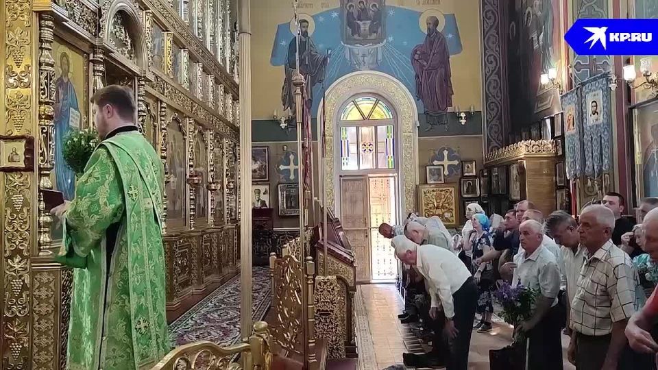 В Свято-Никольском соборе Мариуполя провели праздничную службу в честь Троицы