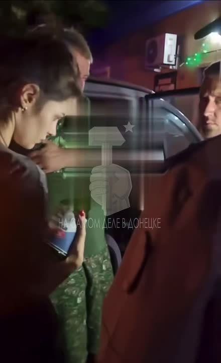 В селе Белосарайская коса Мангушского округа ДНР пьяный заместитель руководителя ГБУ «МФЦ ДНР» на автомобиле Haval сбил 23-летнюю девушку и врезался в другой автомобиль