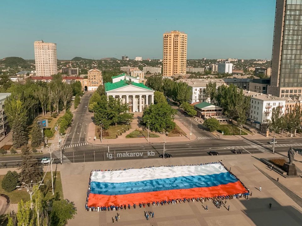 Кирилл Макаров: Молодёжь развернула флаг России площадью 1500 квадратных метров в Донецке, Макеевке, Мангуше, Тельманово и Шахтерске