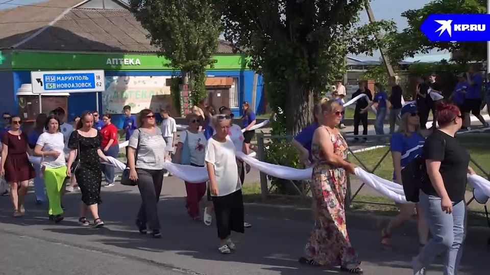 Молодежь ДНР развернула флаг России в пяти городах Республики: Донецке, Шахтерске, Макеевке, Тельманово и Мангуше