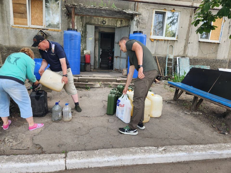 Единая Россия – с людьми: партийцы помогли жителям Красногоровки с топливом
