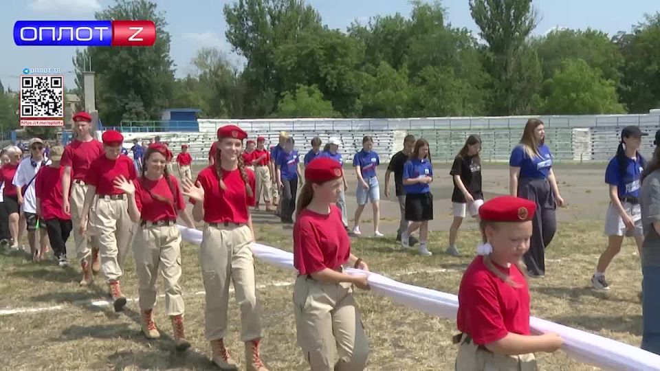 Российский триколор развернули в Шахтёрске