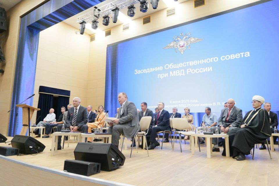 Ирина Волк: Сегодня Министр внутренних дел Российской Федерации генерал полиции Российской Федерации Владимир Колокольцев принял участие в выездном заседании Общественного совета при МВД России