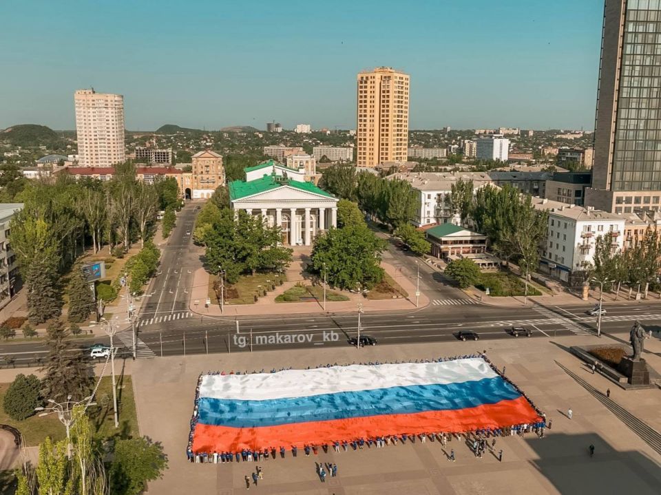 В Донецке, Макеевке, Мангуше, Тельманово и Шахтерске молодёжь развернула флаг России площадью 1500 квадратных метров