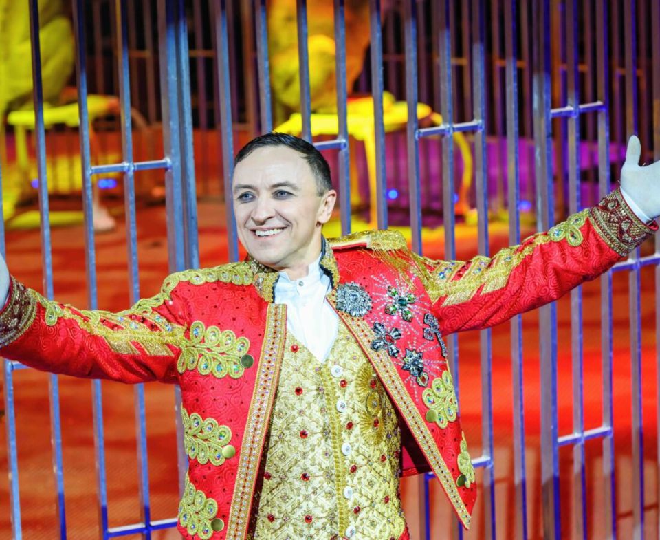 Струи воды достигают 20 метров: на арене донецкого цирка дают знаменитое “Шоу фонтанов”