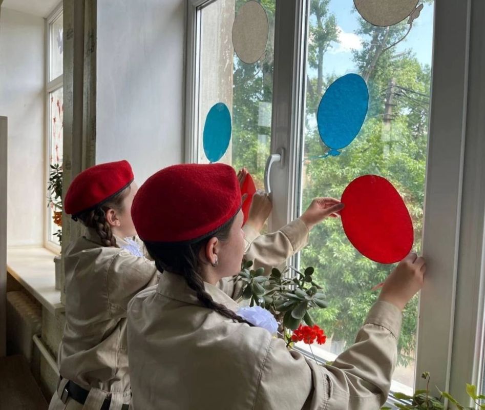 ОКНА РОССИИ. Юнармейцы отряда ВПК"Пламя", местного отделения городского округа Харцызска СШ № 4, ученицы из 8-А класса Мокровуз Виктория и Иващенко Мария, приняли участие во всероссийской акции «Окна России»