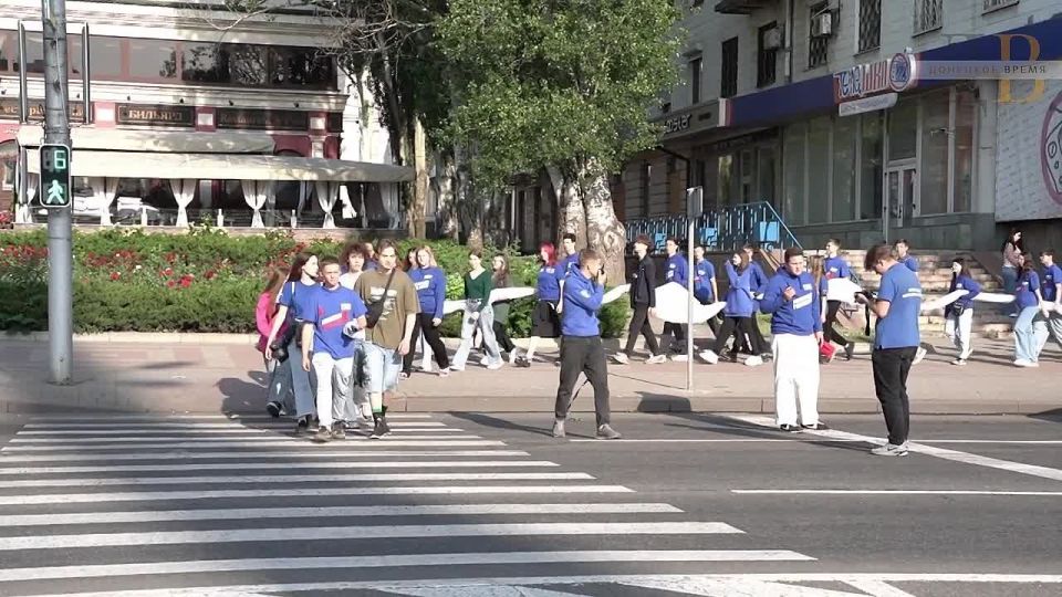 Из Донецка в Москву: молодежь Республики развернула флаг России размером 1500 м