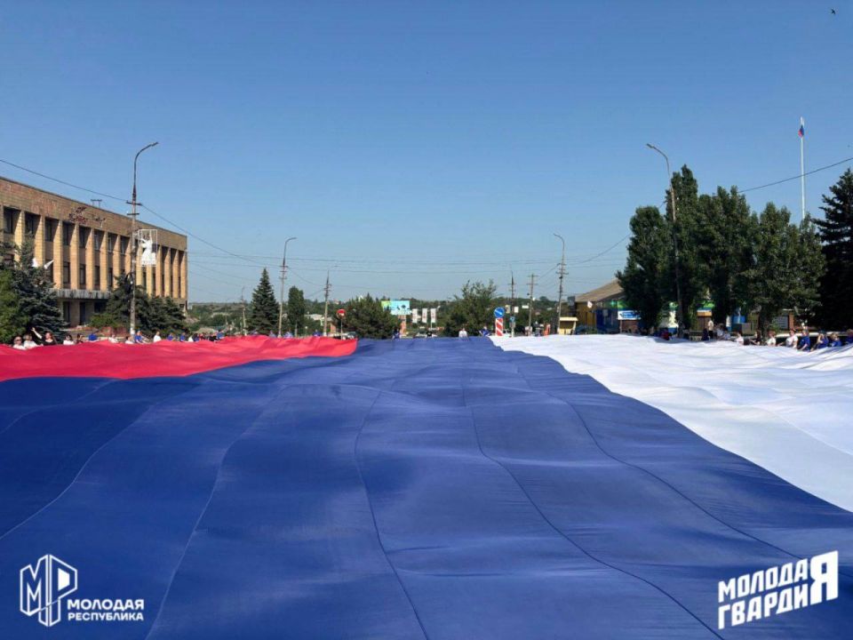 В Мангуше развернули огромный флаг России