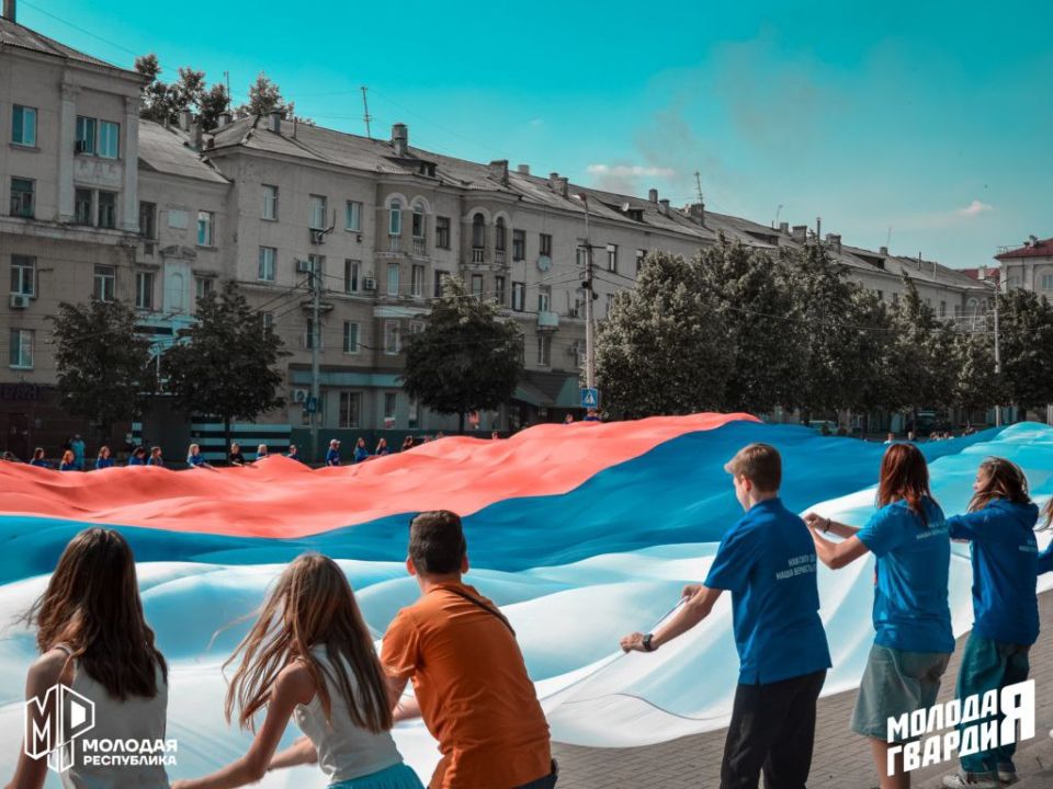 Молодёжь Макеевки и Ясиноватой развернула флаг РФ