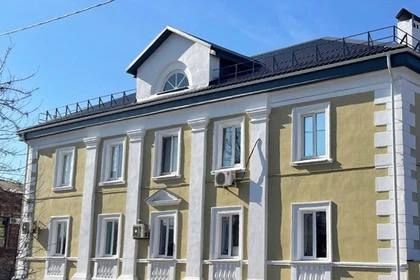 На улице Котовского в Мариуполе восстановили дом с пилястрами