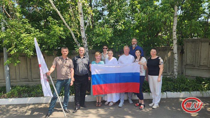 В преддверии Дня России коллектив Дорожного центра стандартизации, метрологии и экспертизы Донецкого филиала ФГУП «ЖДН» запускает флешмоб, чтобы выразить свою любовь и уважение к Родине