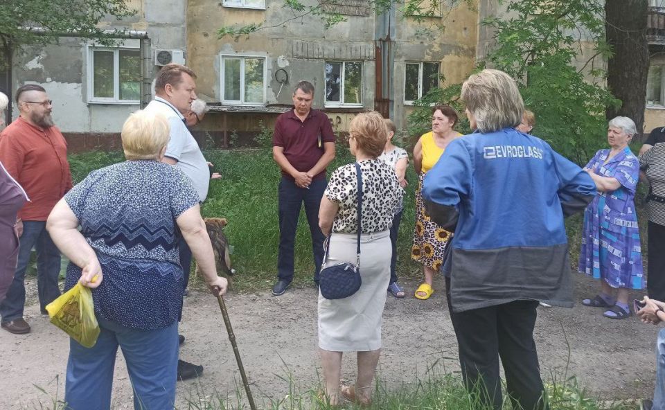 ВСТРЕЧИ ВО ДВОРАХ. На прошлой неделе депутаты Донецкого городского совета Ирина Бениаминова, Александр Богачев, Татьяна Жукова, Виталий Калараш, Владимир Кириченко, Эдуард Либерман, Эдуард Момот, Константин Перков, Михаил...