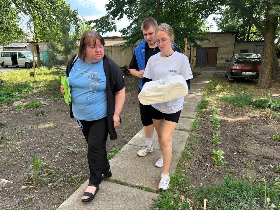 Помоги ближнему. Представители администрации нашего города вместе с активной молодёжью и волонтёрами «Дома Народного Единства» из Нижнего Новгорода приняли активное участие в социальной акции «Помоги ближнему», целью которой...