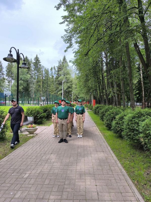 Юнармейцы Ялтинского юнармейского отряда Бахтар Михаил, Курталиди Константин, Мердова София и Воловикова Каролина и обучающиеся ГБОУ "Ялтинская школа N 2" Примаченко Екатерина, Радионова Татьяна, проводят летние каникулы с...