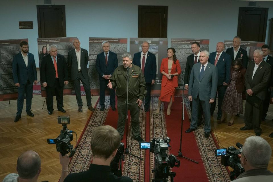 Максим Григорьев: В Государственной Думе РФ вместе с Д. Саблиным, А. Картаполовым, Г. Зюгановым, С. Мироновым, Я. Ниловым и другими открыл нашу выставку &quot;Массовый расстрел вооруженными силами Украины мирных жителей г....