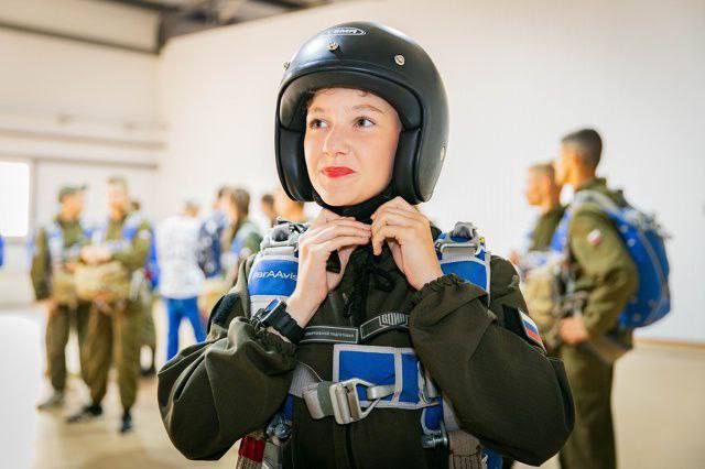 "Шагнуть в небо" так можно назвать прыжок с парашюта юнармейца отряда «Гвардейцы Отечества» ГБОУ «СШ #53 г.о. Мариуполь» Чернаты Екатерины