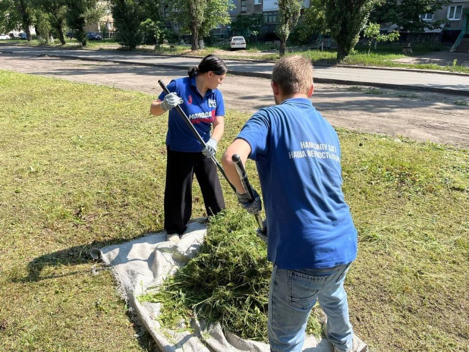 В рамках партпроекта Единой России "Чистая страна" в Снежном благоустраивают парковую зону
