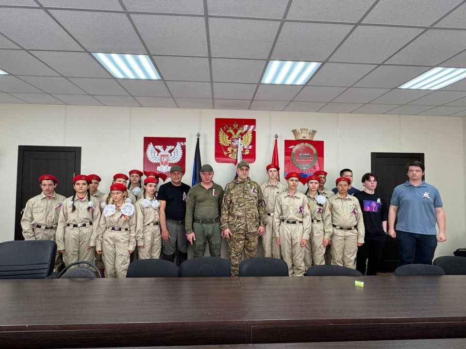Константин Зинченко: В рамках Всероссийской акции &quot;Родиной Горжусь&quot;, приуроченной к празднованиям Дня Российской Федерации и Дня медицинского работника встретился с военными медиками 91 полка Алексеем Дегтяревым, Ильей...