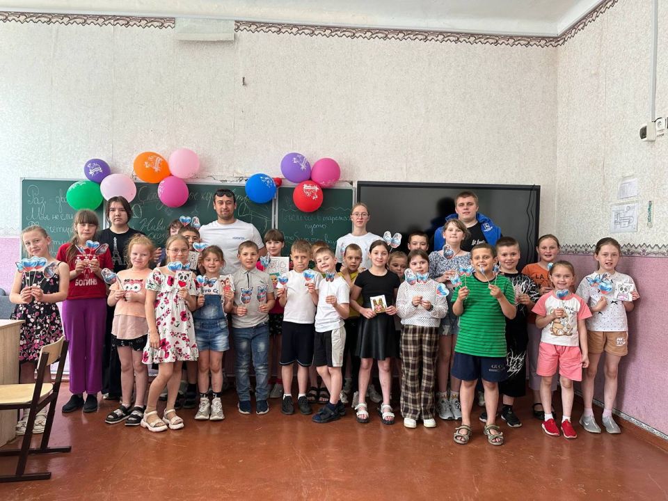 С Россией в сердце. В преддверии Дня России, при поддержке администрации города, инициативная молодёжь совместно с волонтёрами «Дома Народного Единства» организовали и провели мастер-класс по изготовлению декоративных...