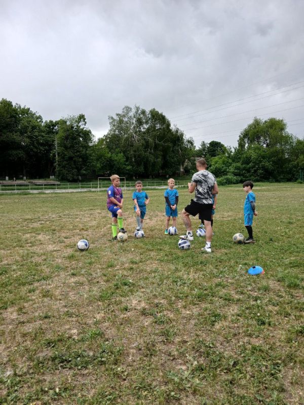 Сегодня по партийному проекту "Старший брат" для ребят прошла увлекательная встреча с футбольным тренером