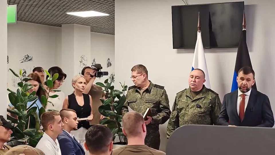 Денис Пушилин: Вместе с генерал-лейтенантом Юрием Корсачевым, заместителем начальника Национального центра управления обороной России, вручили удостоверения ветерана боевых действий 30 сотрудникам отдельного боевого...