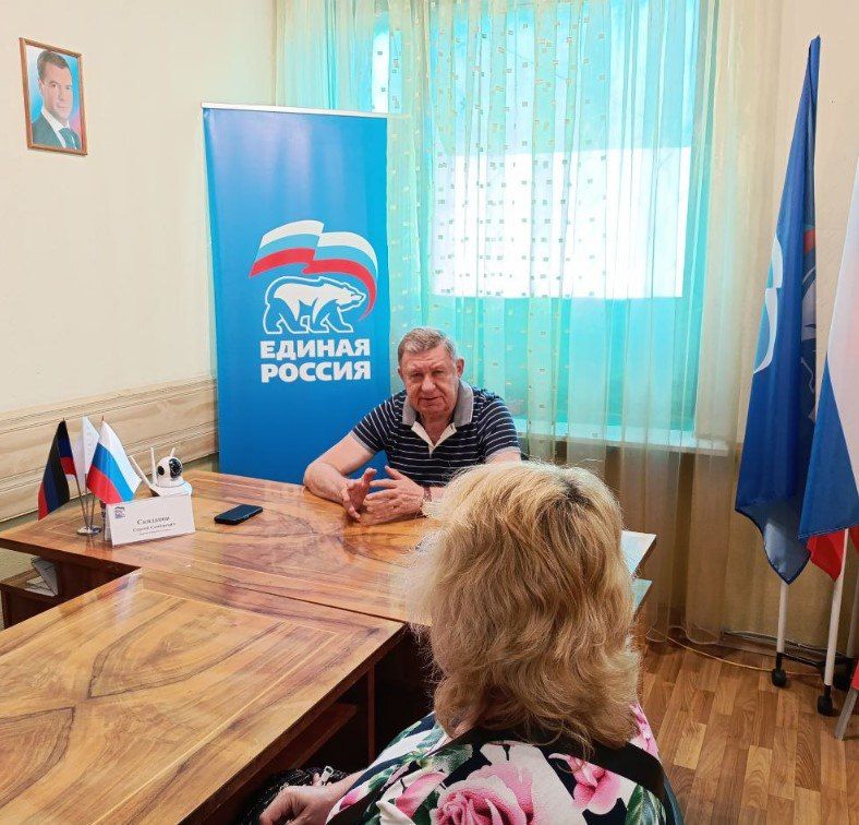 Валентин Левченко: Сегодня депутат городского совета Сергей Скиданов провел прием граждан в общественной приемной партии "Единая Россия" Киевского района города Донецка