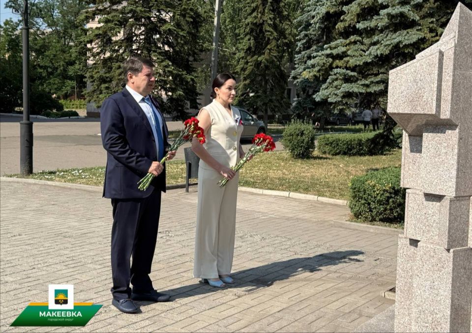 В Макеевке состоялось торжественное возложение цветов к памятнику маршала России