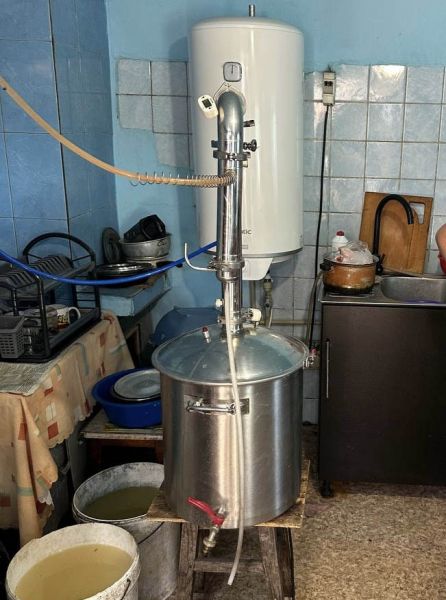 Полицейские повторно уличили жительницу Донецка в продаже самогона
