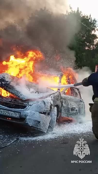 В Горловке сотрудники МЧС России потушили легковой автомобиль