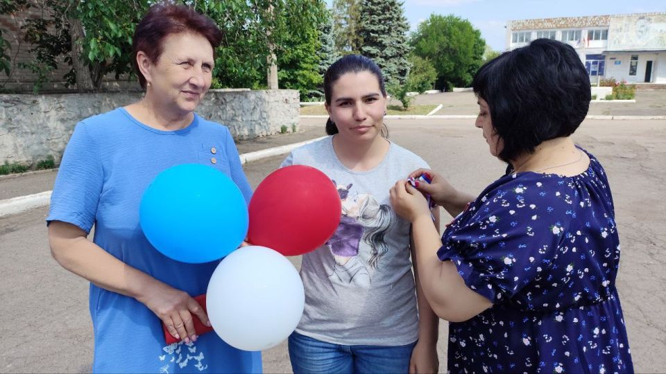 В рамках партийного проекта #ИсторическаяПамять, в преддверии Государственного праздника Дня России, МБУ "Новоалексеевский СДК" провели патриотическую акцию, в ходе которой раздавали шары и ленточки "Российского триколора"!