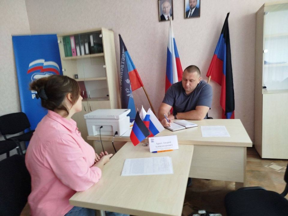 В Хлебодаровском отделении общественной приёмной Единой России депутат Волновахского муниципального совета Донецкой Народной Республики первого созыва Андрей Арых провел приём граждан