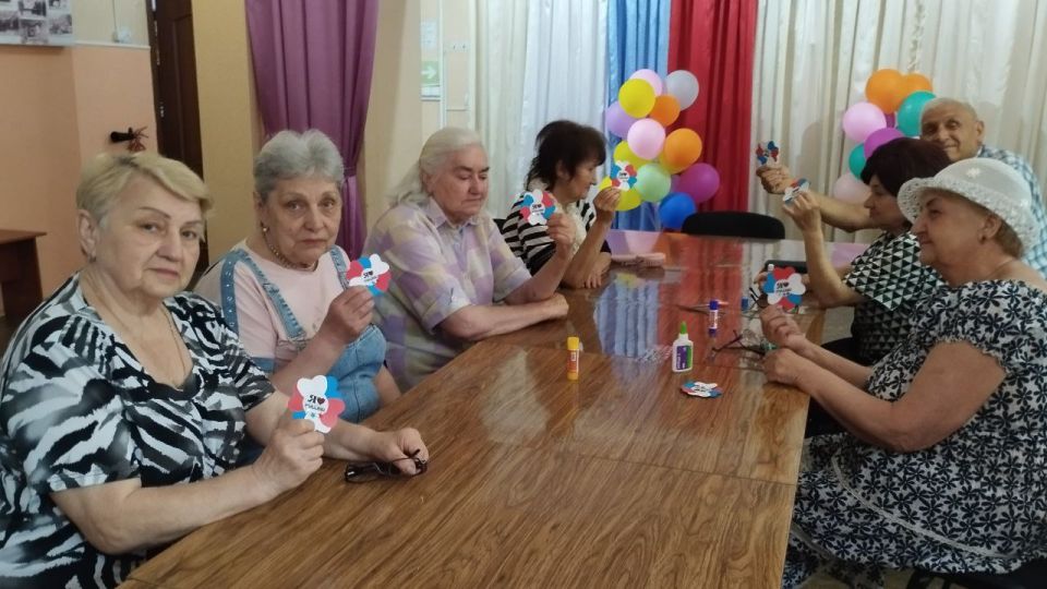 В Кировском внутригородском районе состоялся мастер-класс по изготовлению сувенирного магнита «Я люблю Россию»