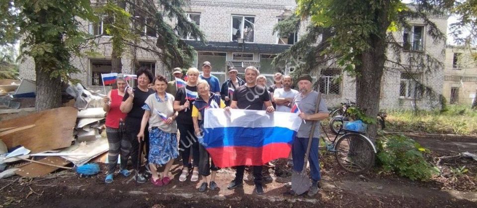 В освобожденной Красногоровке провели субботник ко Дню России