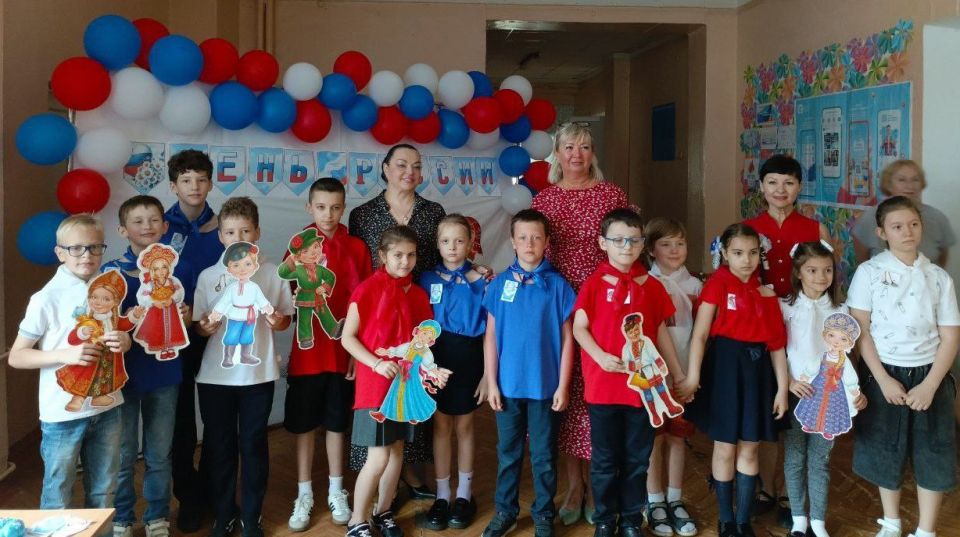 СИМВОЛЫ РОССИИ. Учащиеся ГБОУ «Школа 2 им. Героя Советского Союза Ю.М. Двужильного г.о.Донецк» и депутаты Донецкого городского совета приближающийся праздник День России встретили хороводом и играми