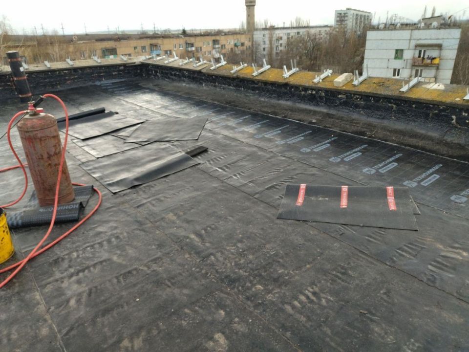 Камчатский край продолжает работы по восстановлению кровли одного из домов в Светлодарске
