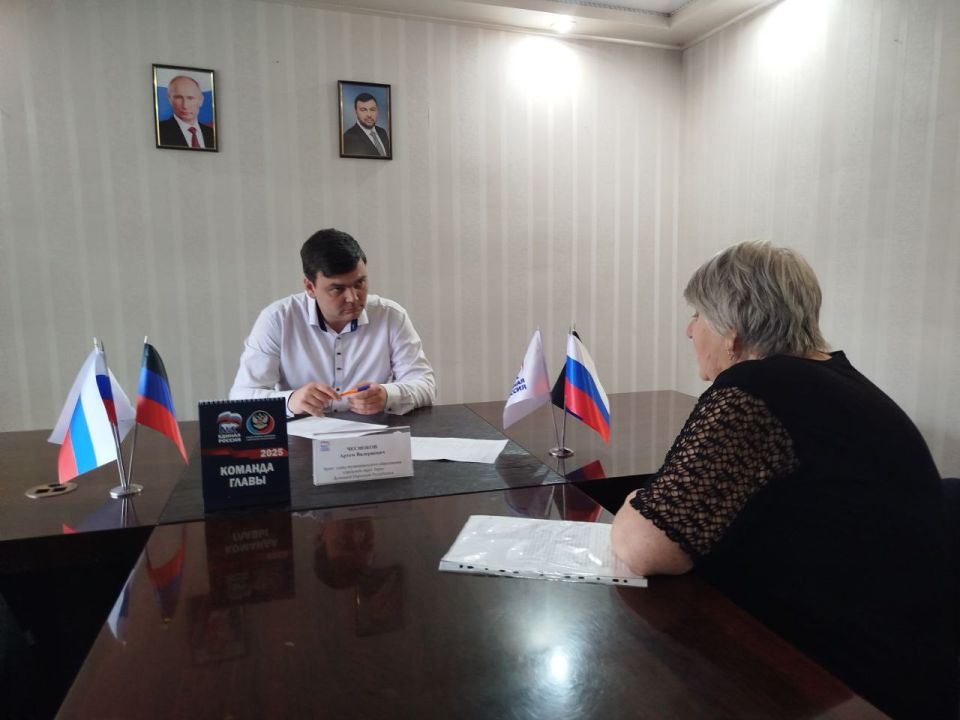Сегодня, 11 июня, в Общественной приёмной Партии «Единая Россия» города Тореза временно исполняющий полномочия Главы муниципального образования городской округ Торез Чесноков Артём Валериевич провел прием граждан по личным...