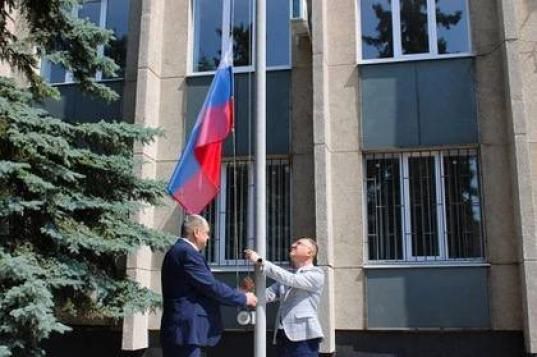 В Горловке День России отметили торжественным поднятием флага