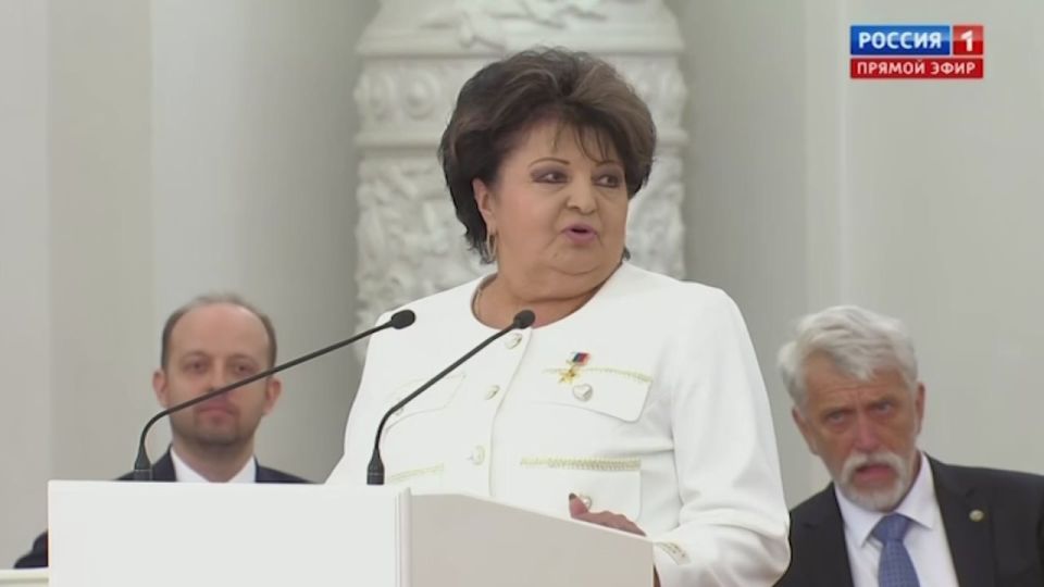 Владимир Путин вручил звание Героя Труда главврачу Горловской больницы Нелле Якуненко