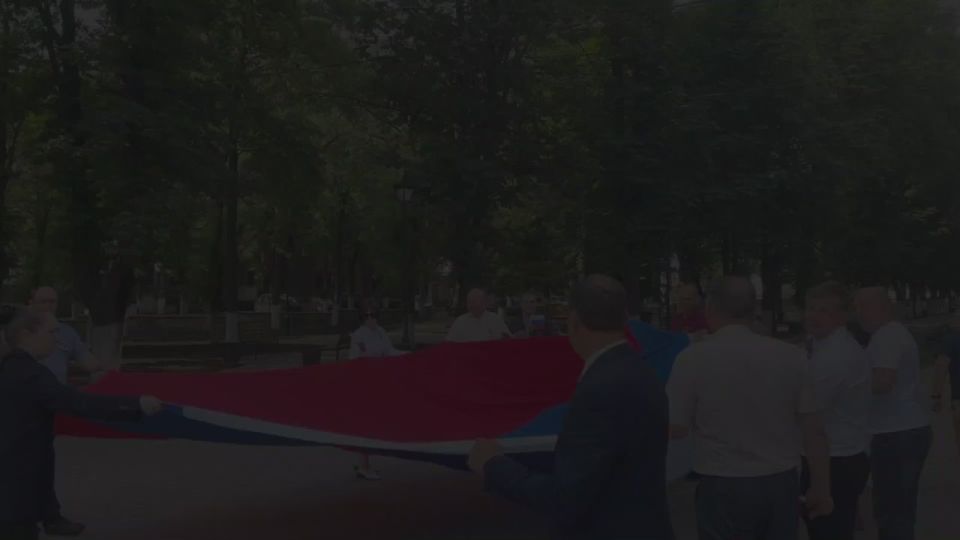 В День России около 50 жителей Волновахи развернули флаг страны в центральном сквере города