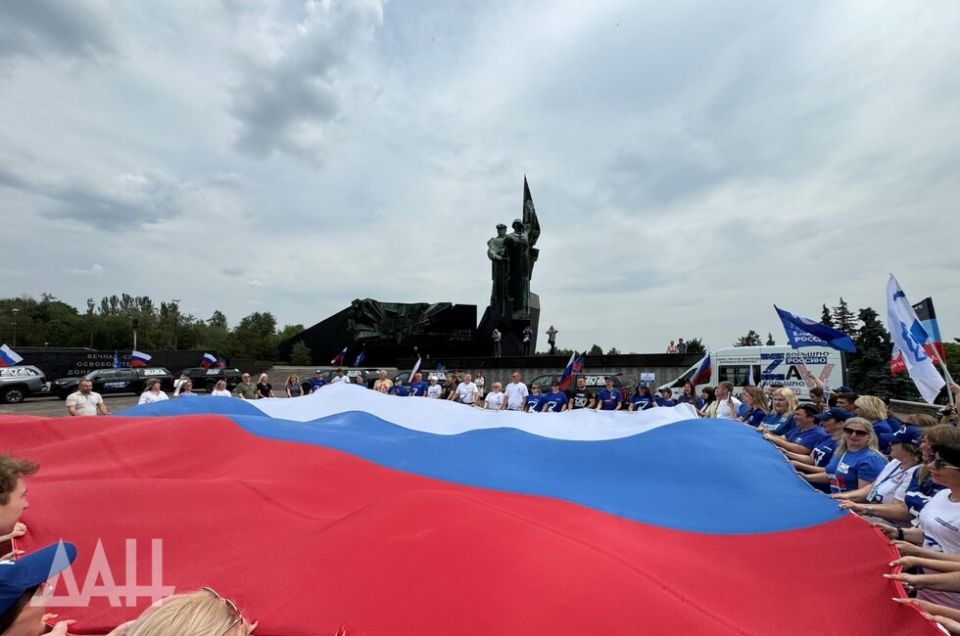 С Россией в сердце. В Донецке развернули флаг РФ и провели автопробег