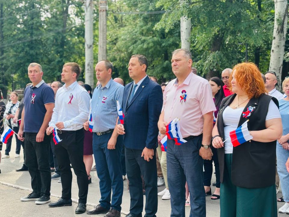 Константин Зинченко: Празднование Дня России началось у здания администрации Волновахского муниципального округа, с торжественного поднятия государственного флага Российской Федерации