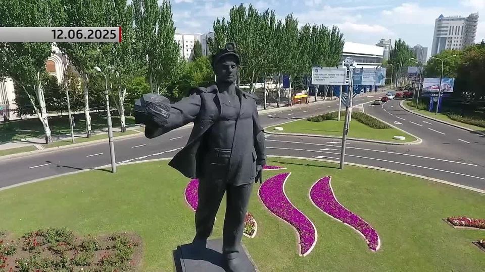 Председатель Народного Совета ДНР поздравляет с Днем России