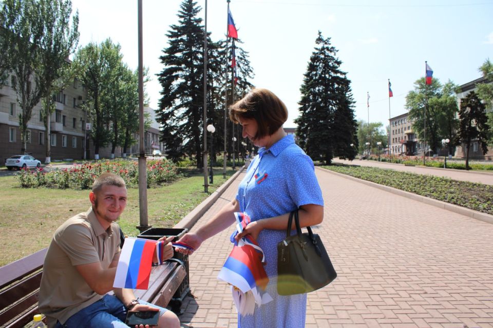 В преддверии празднования Дня России Администрация Краснолиманского муниципального округа совместно с Отделом культуры приняли участие во Всероссийских акциях: