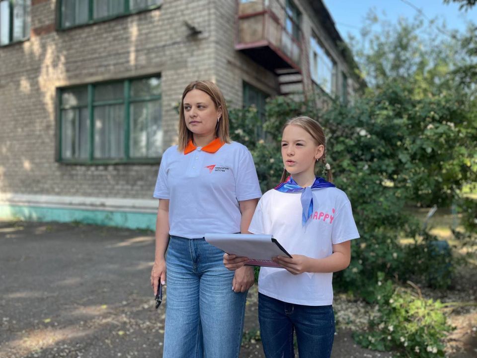 Россия — это. В преддверии праздника, вместе с советником Макеевской Гимназии Надеждой Хитриковой, Орлята России провели торжественную линейку, посвященную одному из самых важных праздников нашей страны – Дню России