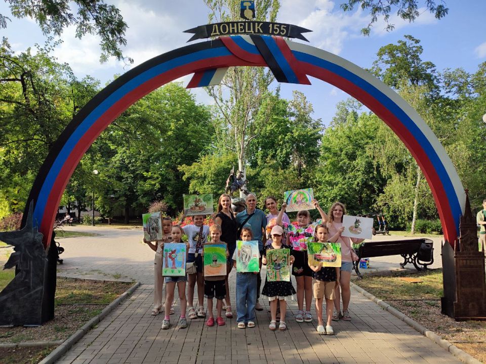 В День России, активистка совета женщин Куйбышевского района г. Донецка, руководитель творческой студии "Rafael.ka" Татьяна Минакова в парке кованных фигур г. Донецка организовала пленэр "С малой Родины моей, начинается...