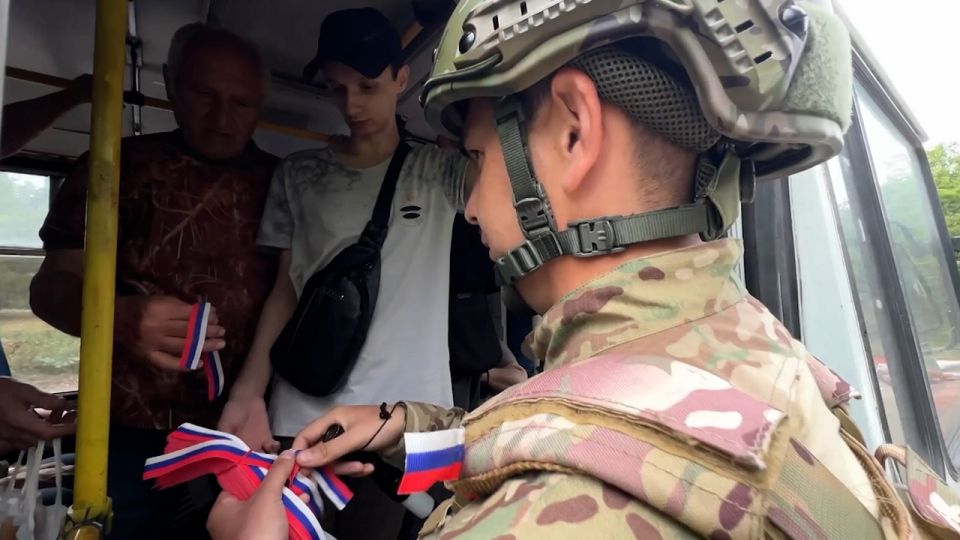 Бойцы группировок войск в зоне СВО записали поздравления ко Дню России