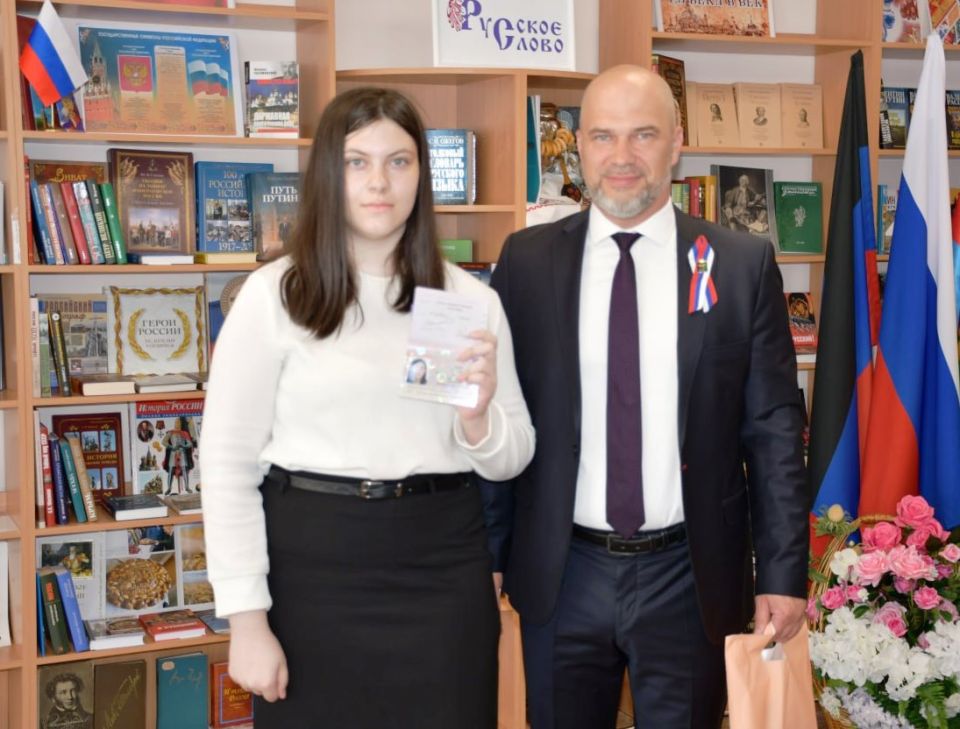 Сергей Желновач: В День России в торжественной обстановке вручил юным гражданам, достигшим 14 лет, паспорта гражданина Российской Федерации