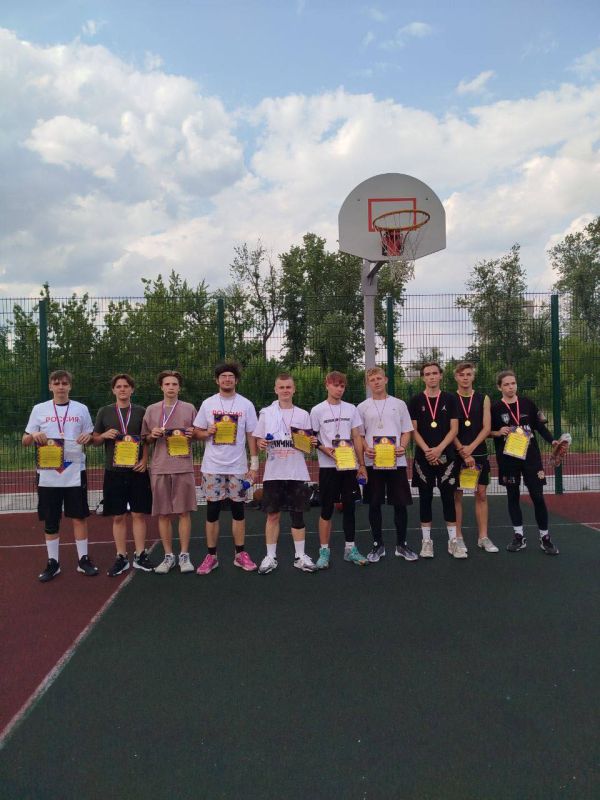 Александр Шатов: В День России любители уличного баскетбола встретились на школьной площадке Шахтерской гимназии в турнире по баскетболу формата 3х3