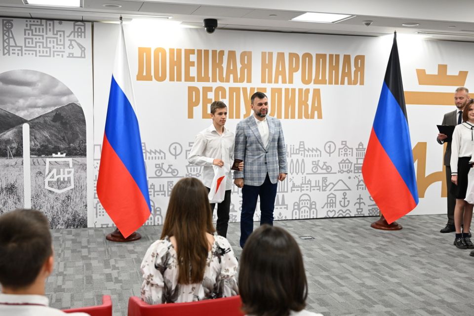 Не устаю гордиться молодежью Донбасса: Денис Пушилин вручил паспорта России юным спортсменам региона